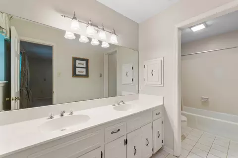 Bath - 25 White Oak Dr, Conway, AR 72034 photo 3 of 4