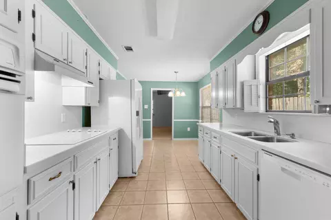 Kitchen - 25 White Oak Dr, Conway, AR 72034 photo 2 of 4