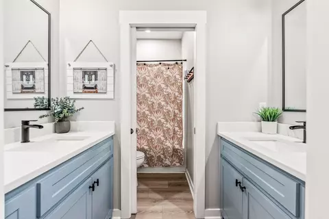 Bath - 1630 Rohan Cir, Conway, AR 72032 photo 5 of 6