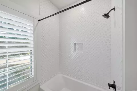 Bath - 5624 Westminster Ave, Benton, AR 72019 photo 8 of 10