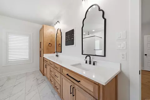 Bath - 5624 Westminster Ave, Benton, AR 72019 photo 2 of 10