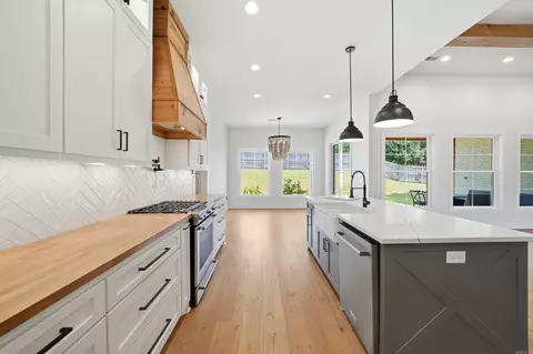 Kitchen - 5624 Westminster Ave, Benton, AR 72019 photo 4 of 8