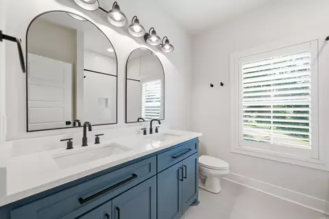 Bath - 5624 Westminster Ave, Benton, AR 72019 photo 7 of 10