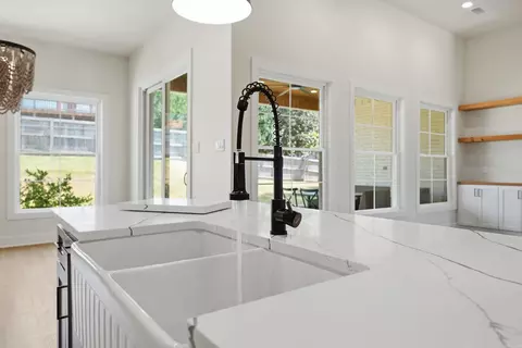 Kitchen - 5624 Westminster Ave, Benton, AR 72019 photo 5 of 8