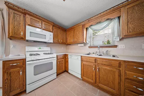 Kitchen - 2012 Cherry Creek Cir, Bryant, AR 72022 photo 1 of 2
