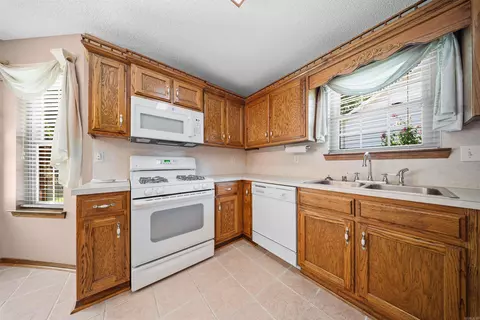Kitchen - 2012 Cherry Creek Cir, Bryant, AR 72022 photo 2 of 2