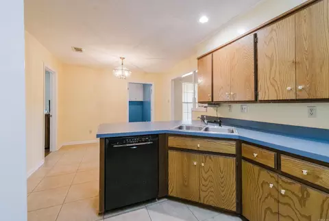 Kitchen - 2004 N Fox Trl, Benton, AR 72019 photo 1 of 5