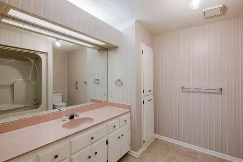 Bath - 2004 N Fox Trl, Benton, AR 72019 photo 6 of 7