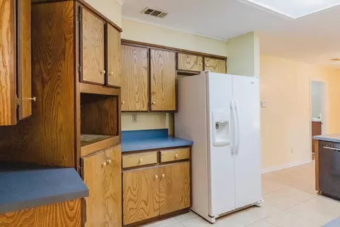 Kitchen - 2004 N Fox Trl, Benton, AR 72019 photo 5 of 5