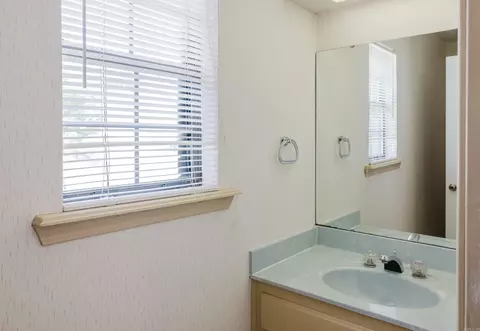 Bath - 2004 N Fox Trl, Benton, AR 72019 photo 5 of 7
