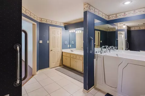 Bath - 2004 N Fox Trl, Benton, AR 72019 photo 4 of 7