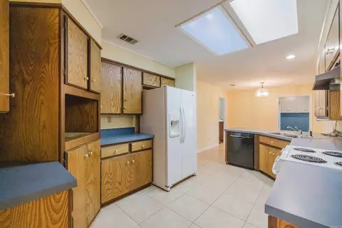 Kitchen - 2004 N Fox Trl, Benton, AR 72019 photo 2 of 5