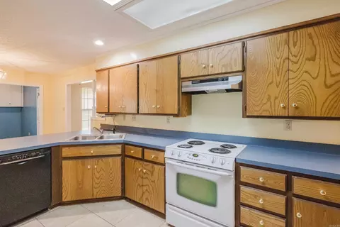 Kitchen - 2004 N Fox Trl, Benton, AR 72019 photo 3 of 5