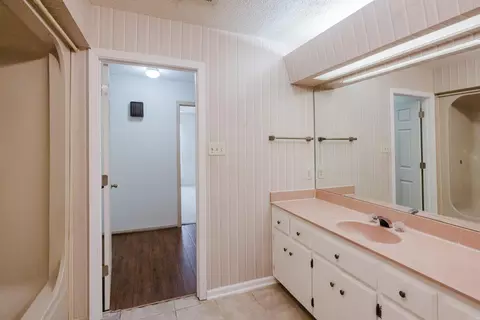 Bath - 2004 N Fox Trl, Benton, AR 72019 photo 7 of 7