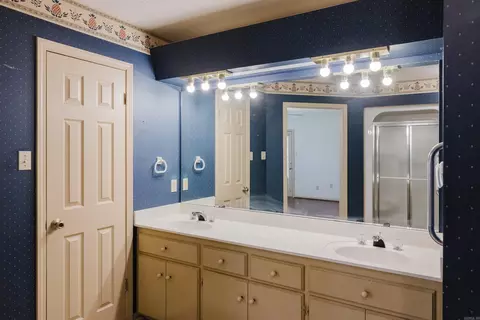 Bath - 2004 N Fox Trl, Benton, AR 72019 photo 2 of 7