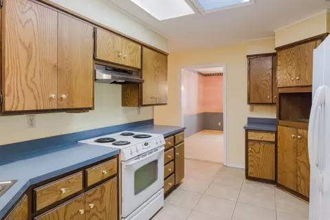 Kitchen - 2004 N Fox Trl, Benton, AR 72019 photo 4 of 5