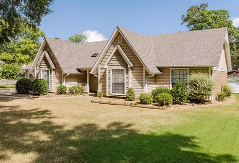 Exterior - 2004 N Fox Trl, Benton, AR 72019 photo 2 of 10