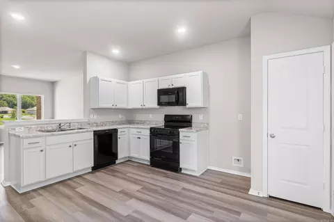 Kitchen - 231 Baldwin Dr, Beebe, AR 72012 photo 2 of 3