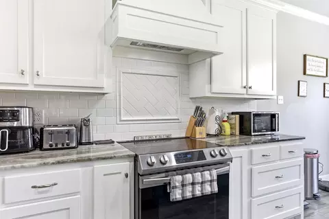 Kitchen - 81 Lakeland Dr, Cabot, AR 72023 photo 5 of 7
