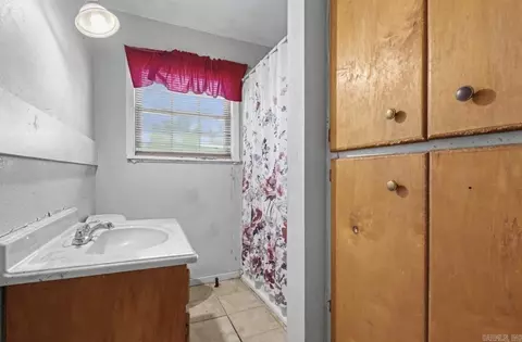 Bath - 1623 Dixie St, Benton, AR 72015 photo 1 of 1