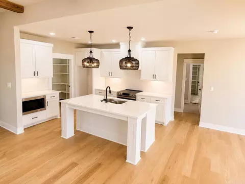 Kitchen - 6856 Detonti, Bauxite, AR 72011 photo 3 of 8