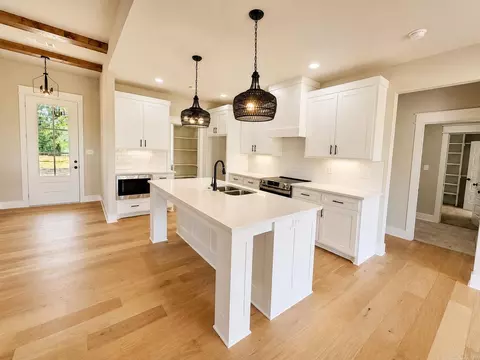 Kitchen - 6856 Detonti, Bauxite, AR 72011 photo 4 of 8