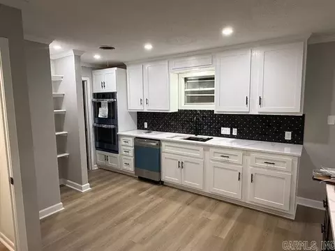 Kitchen - 2302 Pine Hill Dr, Pine Bluff, AR 71603 photo 2 of 2