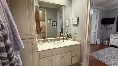 Bath - 3622 Independence Dr, Bryant, AR 72022 photo 5 of 8