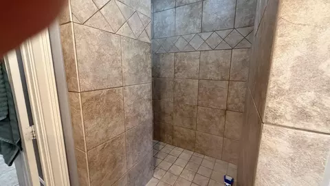 Bath - 3622 Independence Dr, Bryant, AR 72022 photo 4 of 8