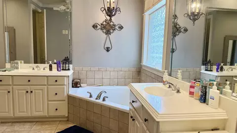 Bath - 3622 Independence Dr, Bryant, AR 72022 photo 3 of 8
