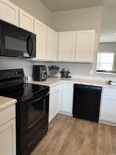 Kitchen - 27 Sun Drenched Trl, Conway, AR 72032 photo 2 of 3