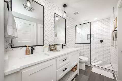 Bath - 1755 Hobbiton Cir, Conway, AR 72032 photo 1 of 4