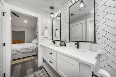 Bath - 1755 Hobbiton Cir, Conway, AR 72032 photo 2 of 4