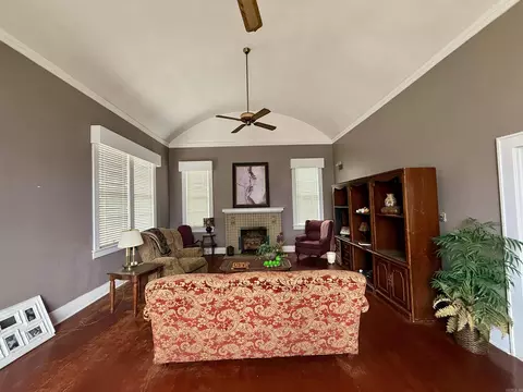 Living - 206 Park Pl, Pine Bluff, AR 71601 photo 2 of 5