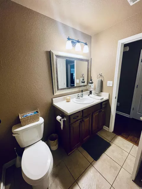 Bath - 502 Wycliffe Dr, Searcy, AR 72143 photo 1 of 3
