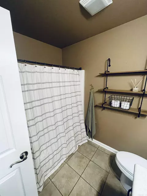 Bath - 502 Wycliffe Dr, Searcy, AR 72143 photo 2 of 3