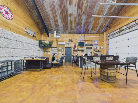 Living - 1021 Hwy 91, Walnut Ridge, AR 72476 photo 2 of 3