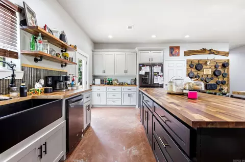 Kitchen - 105 Lamb Park Rd, Lonoke, AR 72086 photo 5 of 8