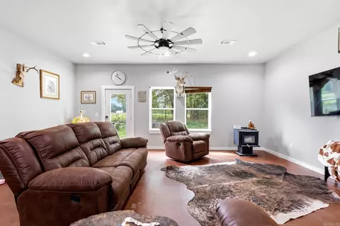 Living - 105 Lamb Park Rd, Lonoke, AR 72086 photo 2 of 3