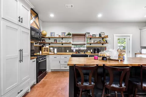Kitchen - 105 Lamb Park Rd, Lonoke, AR 72086 photo 6 of 8