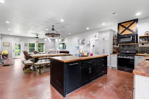 Kitchen - 105 Lamb Park Rd, Lonoke, AR 72086 photo 2 of 8