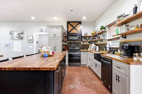 Kitchen - 105 Lamb Park Rd, Lonoke, AR 72086 photo 3 of 8