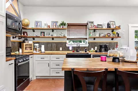 Kitchen - 105 Lamb Park Rd, Lonoke, AR 72086 photo 4 of 8
