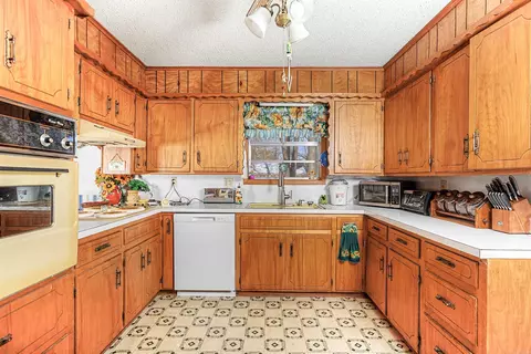 Kitchen - 1503 Silver Fox, Pine Bluff, AR 71603 photo 4 of 5