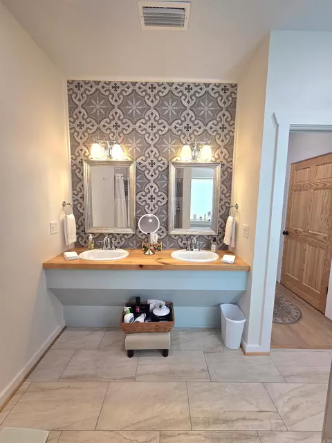 Bath - 201 Whitfield Ave, Mountain View, AR 72560 photo 1 of 5