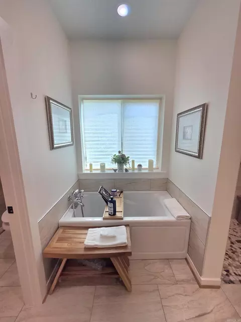 Bath - 201 Whitfield Ave, Mountain View, AR 72560 photo 4 of 5