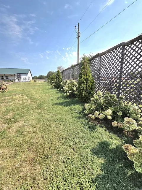 Exterior - 201 Whitfield Ave, Mountain View, AR 72560 photo 5 of 11