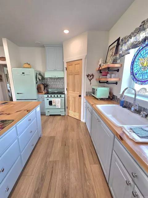 Kitchen - 201 Whitfield Ave, Mountain View, AR 72560 photo 3 of 4
