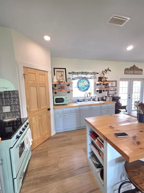 Kitchen - 201 Whitfield Ave, Mountain View, AR 72560 photo 2 of 4
