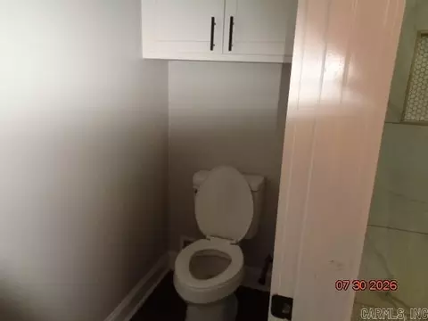 Bath - 2928 Creekside Dr, Alexander, AR 72002 photo 2 of 4
